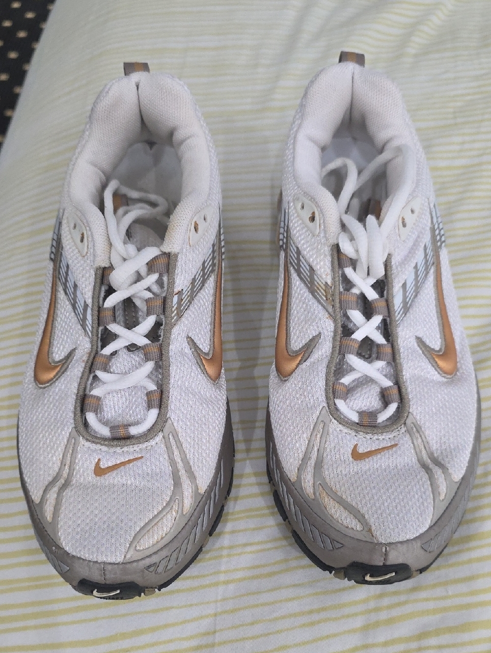 Nike Women’s White and Metallic Gold Athletic Sneakers 7.5 Used Very Good